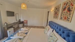 a living room with a blue couch in a room at Vila Eclipse Mamaia nord in Mamaia Nord