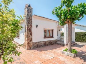 an exterior view of a house with a tree at Preciosa casa con un enorme jardín in El Vendrell