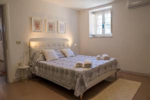 En eller flere senge i et værelse på Villa Coral Bay