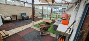 eine überdachte Terrasse mit Hängematte in einem Gebäude in der Unterkunft Multiespacios Bu2 in Humanes de Madrid