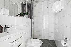 Koupelna v ubytování Forenom Aparthotel Stockholm Bromma + 34 fotografií