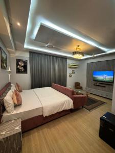 Una televisión o centro de entretenimiento en The Royal Suites Inn, Gomti Nagar Lucknow