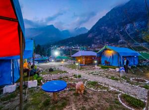 SaturangBaspa Valley Adventure Camp的一群有羊的帐篷