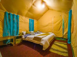 SaturangBaspa Valley Adventure Camp的帐篷内的一个床位房间