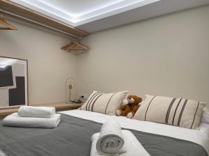 a teddy bear sitting on top of a bed at Osito Hub - Poeta Durán in Valencia