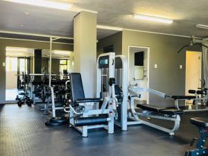 德班Sibaya Coral Point Studio Apartment的拥有多台跑步机和有氧运动器械的健身房