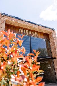 a building with a sign that reads broken hill at BUENA VIDA I Apart Hotel in Villa Icho Cruz