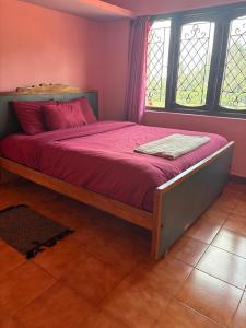 Giường trong phòng chung tại Rosewood 3