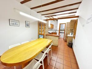 jadalnia z drewnianym stołem i krzesłami w obiekcie Residencial Art Brut w mieście Castellón de la Plana +37 zdjęć