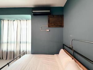 墾丁恆春古城Antique旅宿l電動麻將l k歌l烤肉l廚房l可包棟2025新開幕 IG 搜kenting-timehouse 預訂房間的床