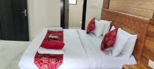 Postel nebo postele na pokoji v ubytování Hotel Paramont Inn Near New Delhi Airport