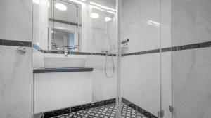 Et badeværelse på Apartmán Donizetti D 10 + 14 billeder