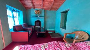 Postel nebo postele na pokoji v ubytování Joshi Cottage Binsar
