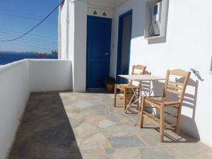 Uma varanda ou terraço em Maria's Kouka Pension