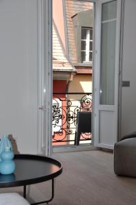 ein Wohnzimmer mit einer Tür, die auf einen Balkon führt in der Unterkunft rdl27 in Vevey