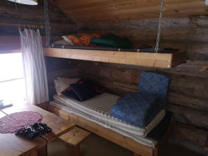 Katil atau katil-katil dalam bilik di Wilderness Cabin on a Private Island +10 gambar