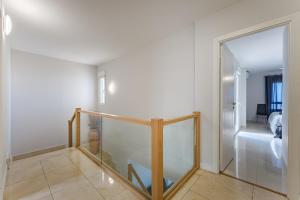 En eller flere senge i et værelse på Villa Hermosa Cristianos + 62 billeder