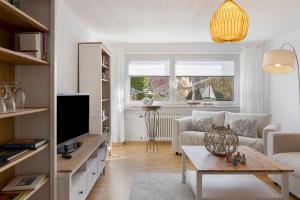a living room with a couch and a table at Ferienwohnung Am Kurpark in Germete