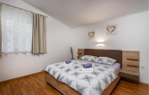 Giường trong phòng chung tại 1 Bedroom Nice Apartment In Lopar