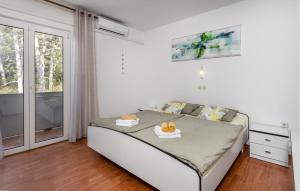 Posteľ alebo postele v izbe v ubytovaní 2 Bedroom Nice Apartment In Lopar