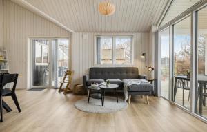 un soggiorno con un divano e un tavolo di 4 Bedroom Lovely Home In Liseleje a Liseleje