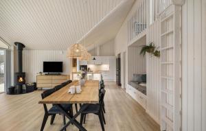 una sala da pranzo con tavolo e sedie in legno di 4 Bedroom Lovely Home In Liseleje a Liseleje