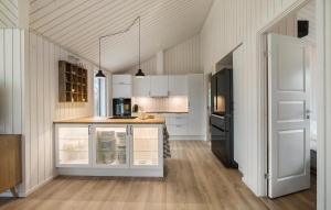 una cucina con mobili bianchi e un piano di lavoro di 4 Bedroom Lovely Home In Liseleje a Liseleje