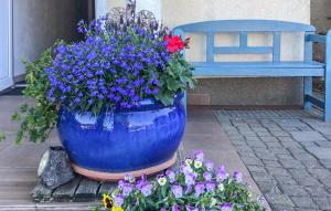 Κήπος έξω από το Nice Apartment In Sarbinowo With Wifi