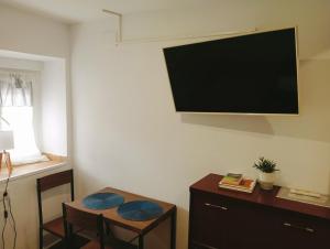 Telewizja i/lub zestaw kina domowego w obiekcie Habitaciones Casa Santander Playa Valdenoja