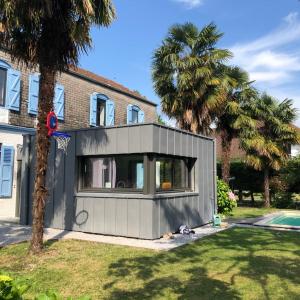 ein kleines graues Haus mit einem Baum im Hof in der Unterkunft Cosy Mary Queen - T4 - Maison avec piscine in Pau