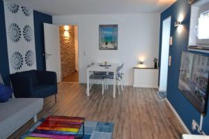 een woonkamer met een tafel en een eetkamer bij Loft Apartment Horrem in Kerpen