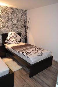 Bett in einem Zimmer mit Holzboden in der Unterkunft Loft Apartment Horrem in Kerpen