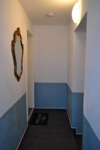 una camera con pareti bianche e blu e uno specchio di Loft Apartment Horrem a Kerpen