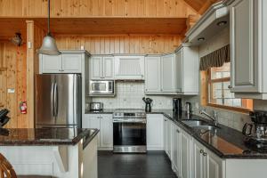 Kuchyň nebo kuchyňský kout v ubytování Fiddler Lake Resort Chalet 68 Deer with pool