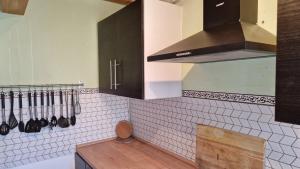 a kitchen with white tiled walls and a stove at Wohnung im Landhausstil für Monteure in Budenheim in Budenheim