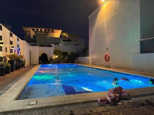 Kolam renang di atau dekat dengan Budget Friendly Staycation walking distance to Venice Mall with Netflix and Wifi +11 gambar