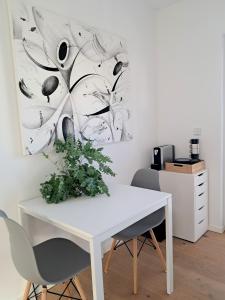 una sala da pranzo con tavolo e sedie bianchi di Privates Zimmer mit Bad a Efringen-Kirchen