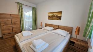 une chambre avec deux lits avec des serviettes dessus dans l'établissement Haus Schiwelt, à Kirchberg in Tirol