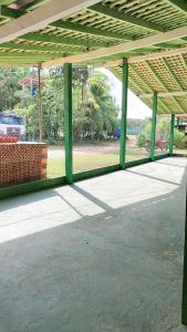 eine leere Terrasse mit grünen Säulen und Parkblick in der Unterkunft Casa de campo GN in Acará