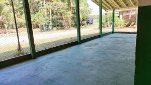 ein leeres Zimmer mit Blick auf einen Park durch Fenster in der Unterkunft Casa de campo GN in Acará