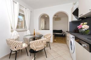 Kuchyň nebo kuchyňský kout v ubytování Apartments Ani