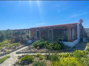 een huis met een tuin ervoor bij Kenny's Villa in Mastichari