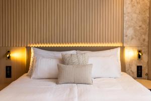 Postel nebo postele na pokoji v ubytování Hôtel des Innovations