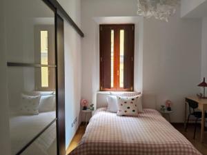 una camera da letto con due letti e una finestra di Fluère - Via Riva Reno a Bologna