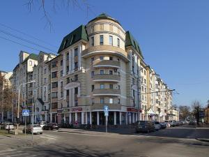 un grande edificio all'angolo di una strada di PaulMarie Apartments on Mayakovskogo a Brest