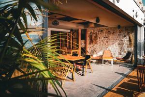 une terrasse avec une table, des chaises et une plante dans l'établissement Hotel Delta, à Fethiye
