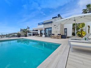 Bazén v ubytovaní Hillside Luxury Villas by NRAS alebo v jeho blízkosti