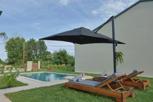 Bazén v ubytování Mythical Olympus Mare Seaside Pool Villas nebo v jeho okolí