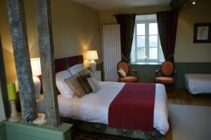 pokój hotelowy z dużym łóżkiem i 2 krzesłami w obiekcie Le Clos Saint-Gilles w mieście Ardevon +46 zdjęć