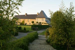 una casa grande con un camino delante de ella en Le Clos Saint-Gilles, en Ardevon